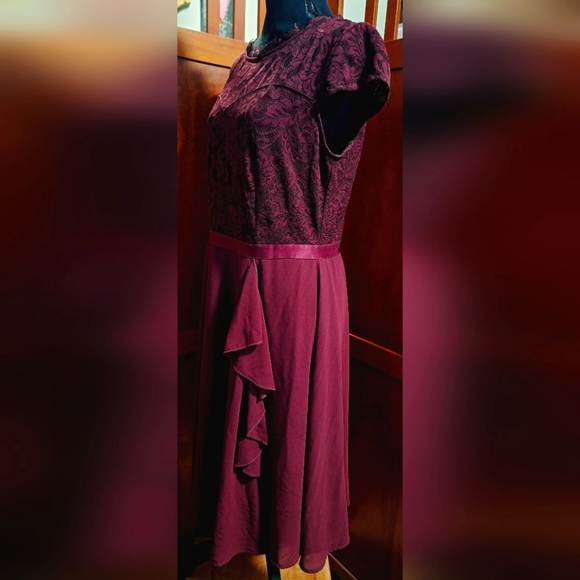 MIUSOL women's short sleeve dress with lace overlay on bodice. Size XL - Picture 3 of 6